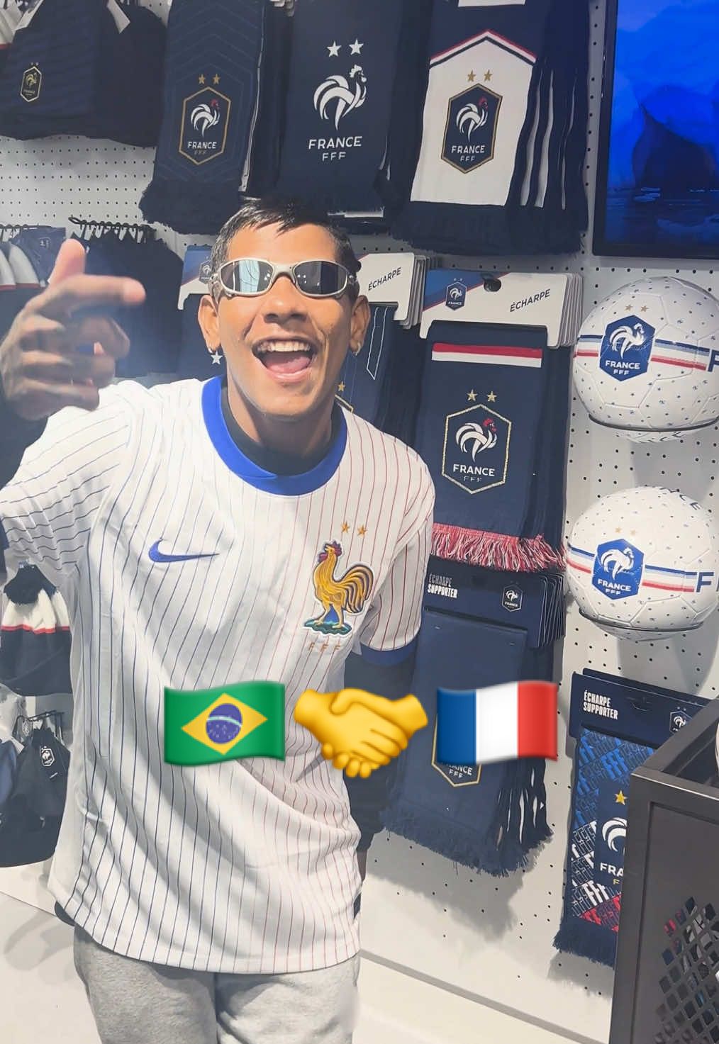 Surprise guest at the FFF store!  🇧🇷🤝🇫🇷 #EquipeDeFrance #SportsTikTok #Brazil 