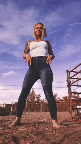 Replying to @princxssglitterhead #mamasdadjokes #yabarefootqueen #staygroundedfam 