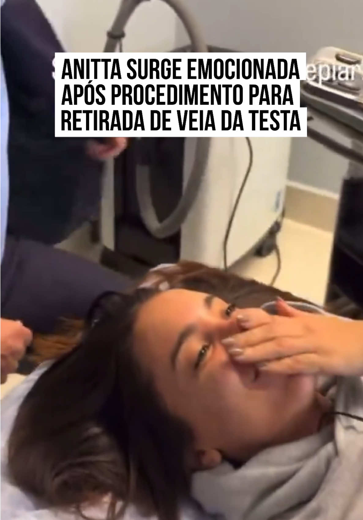A cantora #Anitta apareceu radiante e emocionada nas #redessociais após finalizar o procedimento #estético para retirada de uma veia superficial na #testa, conhecida como #veiafrontal. Segundo a artista, o procedimento foi feito em Goiânia (GO) nessa terça-feira (10/12). Antes da intervenção, Anitta chegou a brincar com os #fãs, em seu perfil no #Instagram, sobre a retirada da veia ser o 