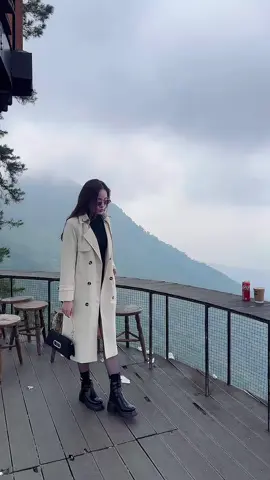 Ngày hôm kia tôi vô tình va chân vào một tảng đá, lúc đó tôi nghĩ rằng đau 1 chút rồi thôi Nhưng hôm nay vết thương đã trở nên bầm tím và rất khó coi Có vài chuyện trong đời phải trải qua rất lâu mới cảm thấy đau đớn  Có lẽ phải đợi đến năm 30 tuổi khi đang lái xe về nhà, trong khi dừng đèn đỏ mới chợt nghĩ câu nói bạn đã nghe năm 20 tuổi hoá ra lại có ý nghĩa như vậy !!! #fashion #xuhuong 