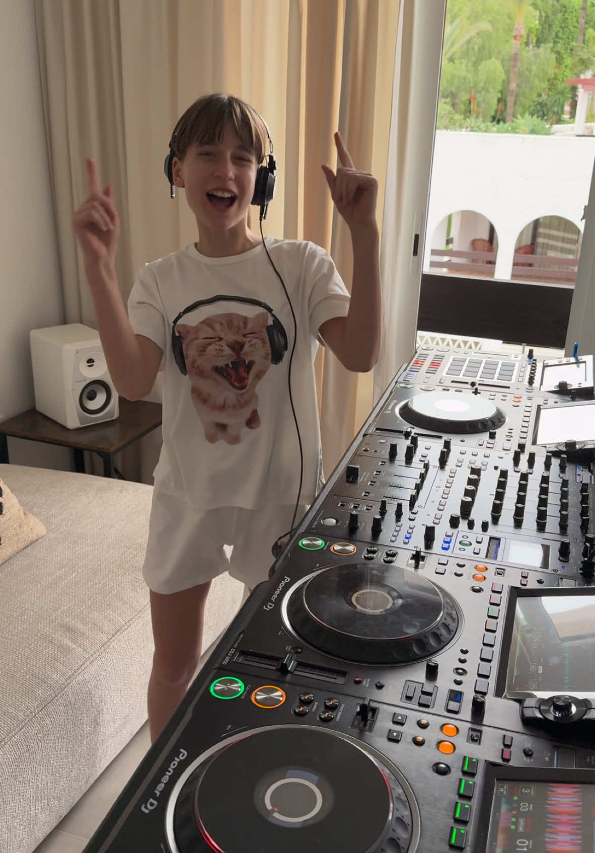 WOW 1️⃣ MILLION FOLLOWERS 🎉🫶❤️‍🔥 THANK YOU FOR ALL YOUR SUPPORT LATELY, YOU ARE THE BEST❗️❗️❗️ ON THIS OCCASION I PREPARED A COMPLETELY NEW MIX FOR YOU AND I THINK YOU WILL LIKE IT VERY MUCH, HAVE A NICE EVENING AND ENJOY MY NEW MIX 🎶🔊💃🥳