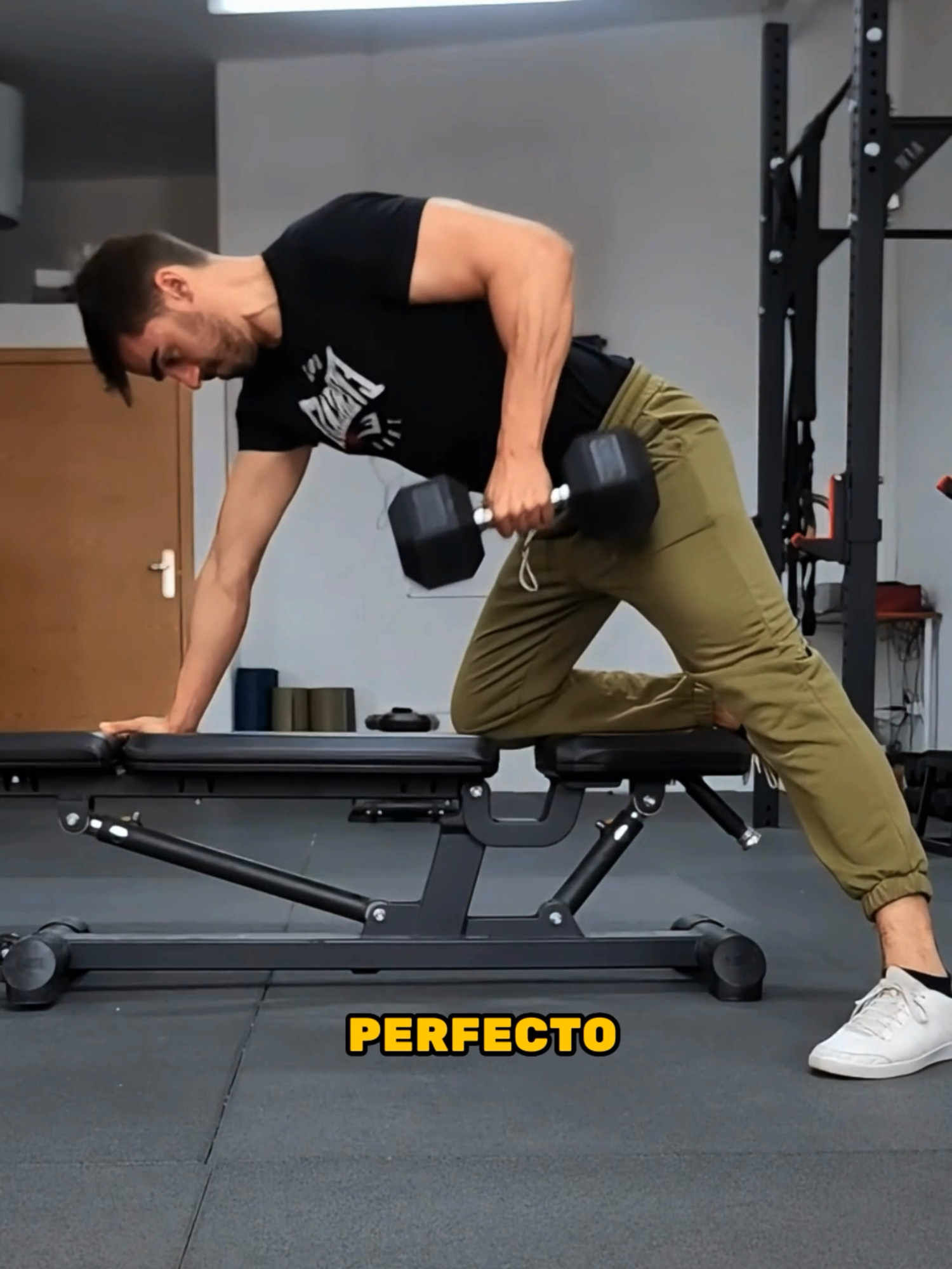 El Remo con mancuernas perfecto 💪 Algunas consideraciones extra. - Deberias buscar un punto intermedio en el que permitas cierta rotación del torso y descuelgue de hombro, pero no tanta que empiezas a tirar de músculo que no quieres que se involucren en el movimiento - La posición de rodilla, mano y pie pueden variar ligeramente en función de cómo te encuentres tú mas cómodo - -Lo llamo Remo 