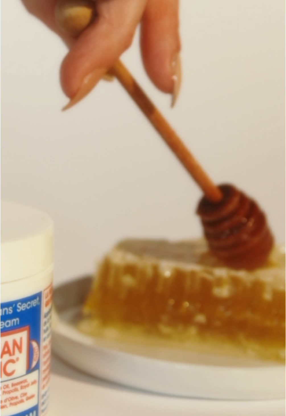 A little magic goes a long way ✨ What’s your favorite way to use Egyptian Magic? 🪄 #skincarestaple #egyptianmagiccream #egyptianmagic #SelfCare #nightroutineskincare #glowskin 