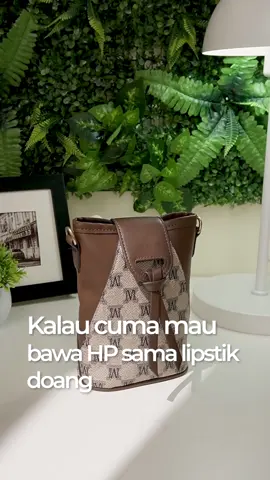 Gak mau ribet kan? Niiih yang anti ribet-ribet! Tas HP dari MOCO! Desainnya mewah! Kalau di pake ga cuma berasa “Tas Hp” doang! Dah CO sekarang karena FESTIVAL 12.12  SALE dari MOCO diskonnya NGEGUNCANG banget! #promoguncang1212 #racuntiktok #taswanita #tasslempang #tashp #mocoofficialstore 