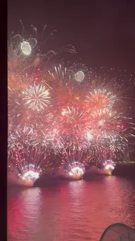 شاهد.. الألعاب النارية في سماء جدة احتفالاً بالفوز باستضافة كأس العالم 2034 ، وذلك تزامنًا مع تدشين كروز السعودية .