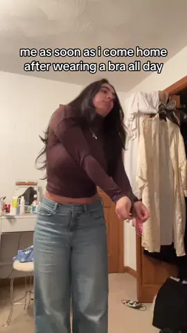 NO OUTSIDE CLOTHES ON THE BED 👹  i literally get so overstimulated by my bra i cannot deal i h8 my big 🍈🍈 sometimes #bigbustfashion #relatable #relatablememes #fashiontiktok #fashioninfluencer 