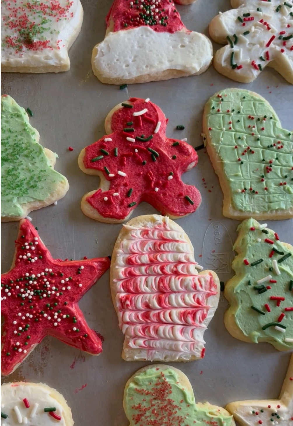 𝘝’𝘴 𝘊𝘰𝘰𝘬𝘪𝘦 𝘙𝘦𝘤𝘪𝘱𝘦🎄🎁cd: 14 days!☃️❄️#christmas #baking #foryou #snow #new #viral #AVeryVChristmas #holiday #WhiteChristmasWithBingV #foryoupage 