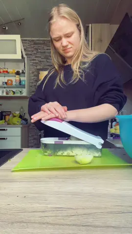 Kannst du zwiebeln  gut schneiden?#probierenmitkarina #maskiergang #probiersen 