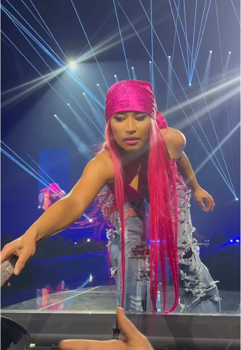 The way Nicki snatched the mic back 😭😭 im weakkk Nicki doing “The Night Is Still Young” in Gag City 💝 #TheNightIsStillYoung #GagCity #Barbz #PinkFriday2Tour 