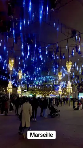 📍Marseille, Provence, France.  ✨La magie de Noël s’est imposée à Marseille et sur le vieux port…💫 À venir en profiter sans modération jusqu’au 5 janvier 2025.  📆 Marché de Noël du 23 novembre jusqu’au 5 janvier 2025 de 10h30 jusqu’à 20h 📆 Feu d’artifice et spectacle de drones le samedi 21 décembre.  📆 Projections lumineuses sur les plus grands monuments de Marseille les 20 et 21 décembre. 🗒️ Au programme des festivités : marché de Noël, village des enfants, patinoire, concert, illuminations, foire aux santons, parades, dégustations… Programme détaillé en dessous : ⬇️⬇️⬇️⬇️⬇️⬇️⬇️⬇️⬇️⬇️⬇️⬇️⬇️⬇️⬇️ https://noel.marseille.fr/ Alors pourquoi ne pas venir en profiter au moins une fois ?  As-tu déjà pu visiter le marché et admirer les illuminations de Marseille ?  #marchédenoëltoulouse #marseille #fireworks #beautifuldestinations #var #suddelafrance #france #francetourisme #cotedazur #southoffrance #provence #regionpaca #francia #paca #provencefrance #christmasvibes #frança #christmas #provance #igersfrance #provence #igersmarseille #visitfrance #bookstagramfrance #hellotiktok #wonderful_places #christmascountdown #frenchriviera #christmasdecor #christmastiktok 