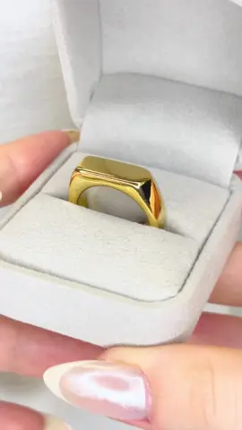 Sofisticação em cada detalhe. Os anéis da linha Acer, em dourado ou prateado, com design minimalista de quadrado ou retângulo liso, são ideais para homens que buscam estilo marcante e durabilidade • • #Aternus #semijoias #joias #prata925 #açoinoxidavel #zircônia #negócio