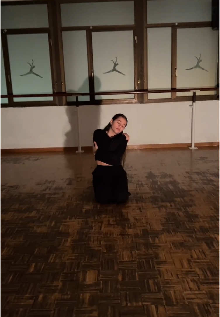 In this shirt - the irrepressibles Coreo: @Laia Leiva Cuadras  Long version coreo🖤 #dance #fyp #contemporary #inthisshirt #parati #contempo #foru #anxiety 