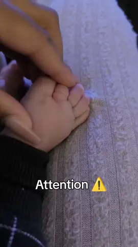 On ne parle pas assez des cheveux étrangleurs !!! J'ai posé quelques minutes Roméo dans mon lit pour changer Maho et  voilà ce que j'ai trouvé bien enroulé à ses orteils. Il est important de bien vérifier les doigts et les orteils régulièrement de vos bébés !!! Surtout si il sont souvent sans votre lit.  #cheveux #cheveuxetrangleur #danger #bebes #baby #warning⚠️ #pourtoi #pourtoii #pourtoiii #fyp 