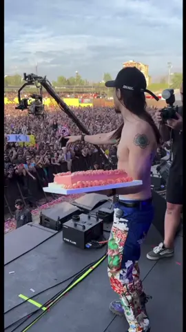 Regalo por estar en primera fila haha . . . . . #humor #chile #challenge #pastel #concierto #cakefacechallange #elfinal #memes#fyp #parati 