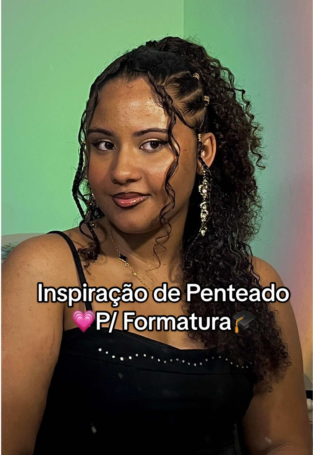 Eu amei esse penteado💗Me segue amg e já salva pra fazer mais tarde💕 . . #hairstyle #curlyhairtutorial #penteado #penteados #cacheadas #cachos #fyp #viral #curly #formatura 