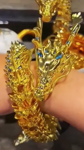 Vòng đeo tay rồng phong cách cổ điển. Anh em mua về dùng trang trí hoặc đeo tay rất ok nhé. #vongtayrong #vongtayphongthuy #vongtaynam #vongtaydocla #vongtaytramhuong #decor #trangtri 