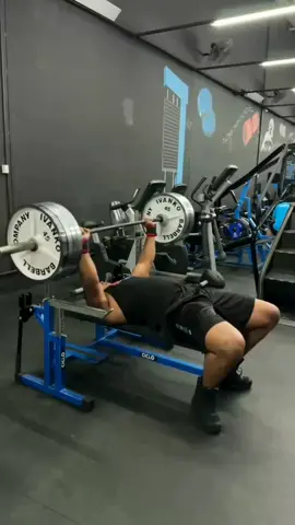 Bitelo fazendo supino com 180kg