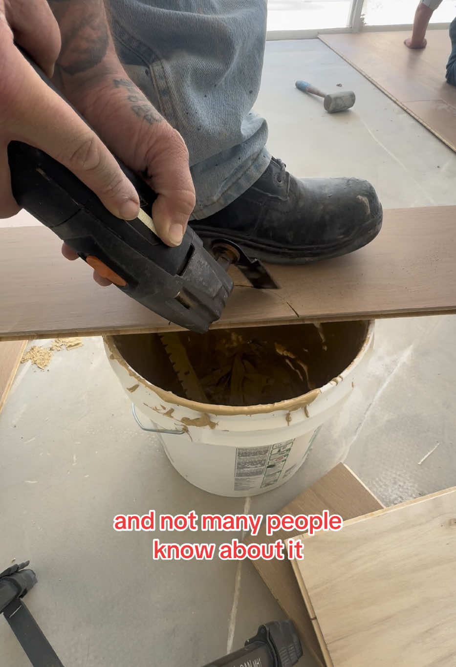 Difficult wood flooring cut #flooring #flooringinstaller #remodel #vinylflooring #carpentry #howto #flooringinstallation #woodflooring 