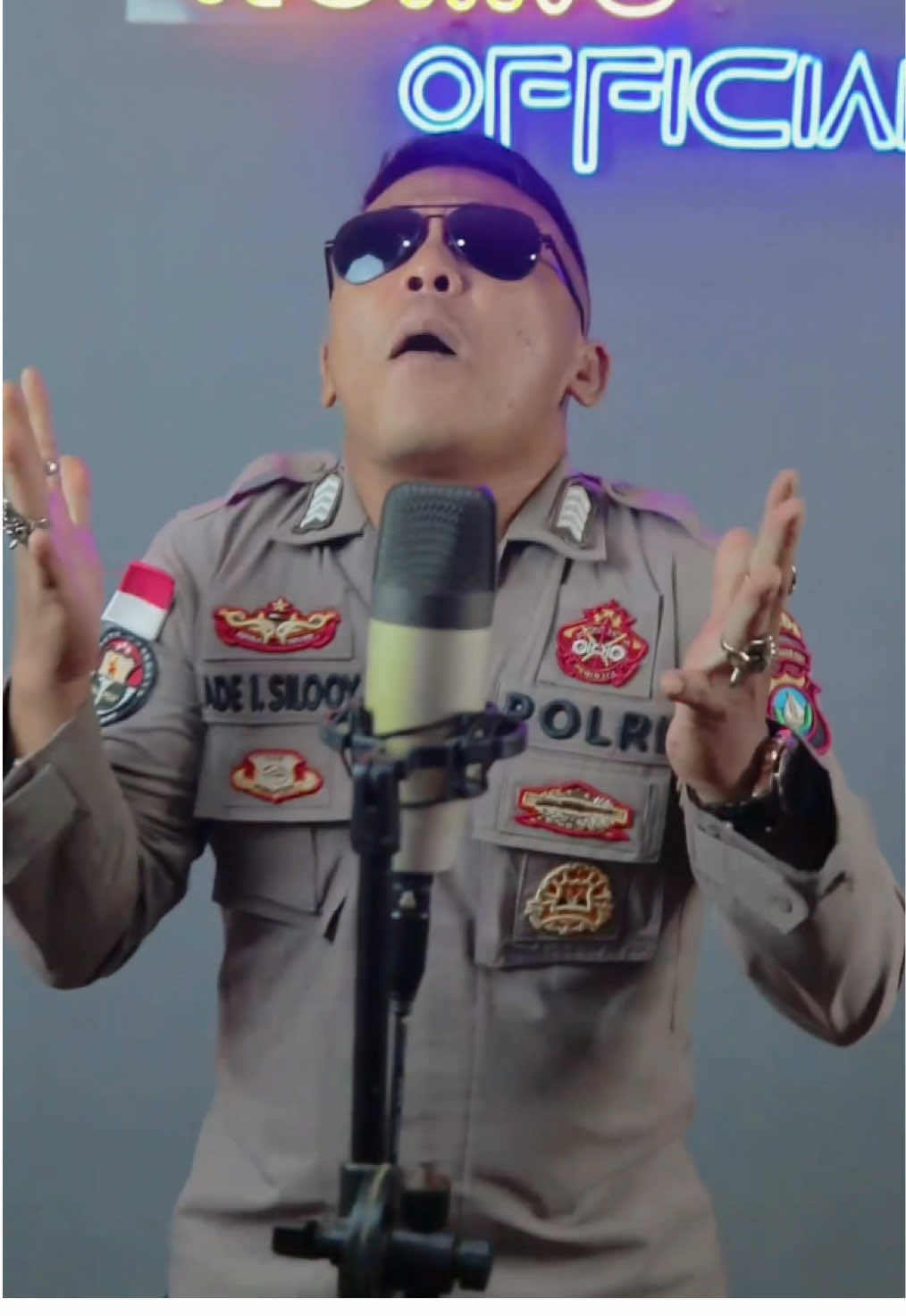 WIBU GOLD LEGEND 😂🤟🏼#polisirocker #adeirawansiloy #fanbasepolisirocker #omrocker #polisirocker_official #polisirockertiktok #artistiktok #kepri #polisirockerandfriends #polisirockerviral #polisirockerhumanis #polisirockerusil #coverlagu #saintseiya #pegasusfantasy 