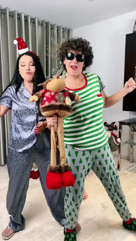 Ahora si en serio practicando los pasos prohibidos Navideños !! Ya falta nada !! @Tula Rodríguez ✨ @Pilar Arana Griffiths #amigas #humor #pitukoneras #peru🇵🇪 ¿ Quien lo hace mejor ? 