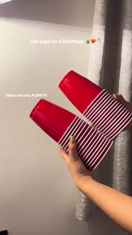 Huy ang mahal nito sa snnrr!!! Tapos dito 204 pesos lang 30pcs cups na??? #redcups #christmas 