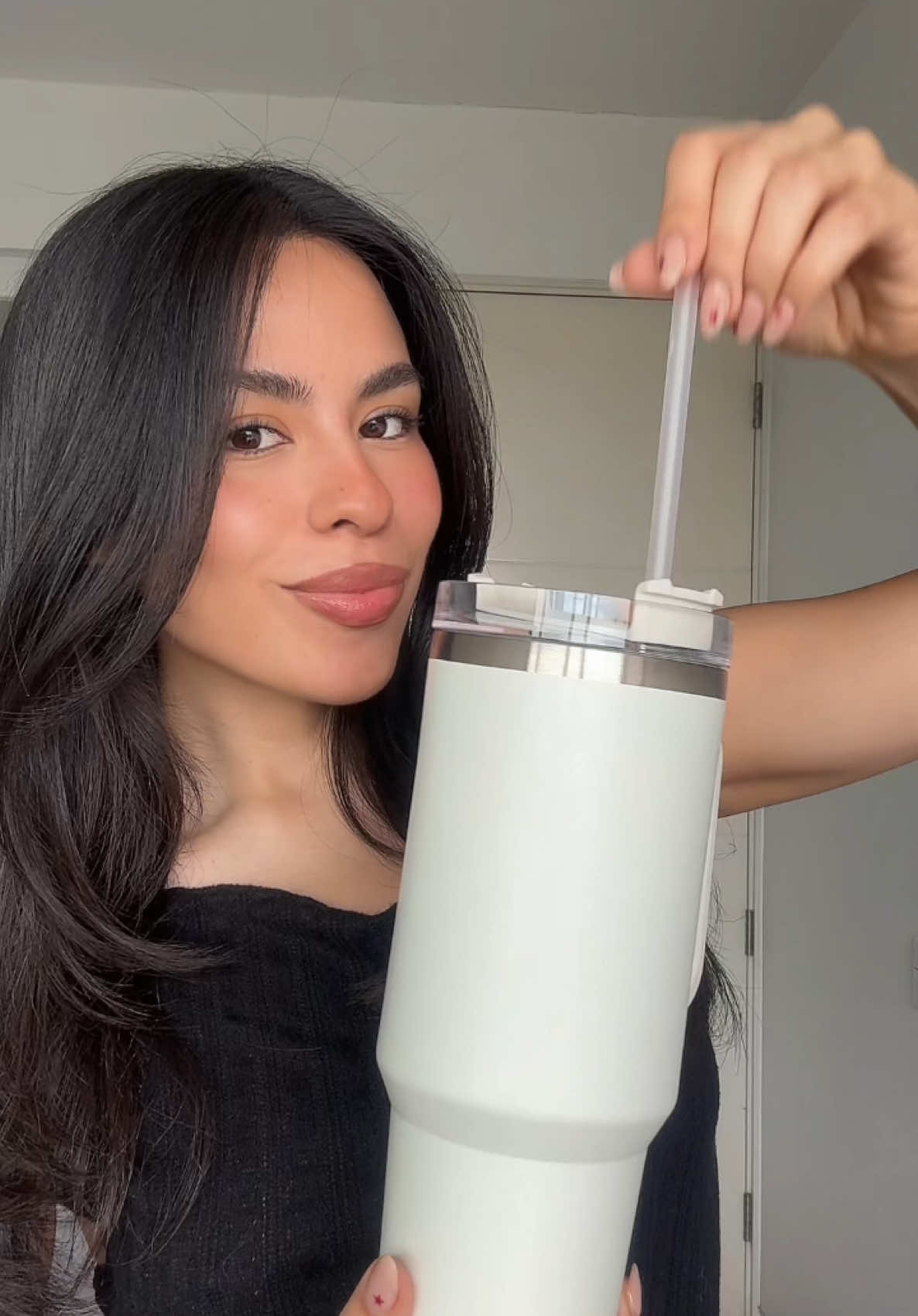 NUEVO: VASO TERMICO 1.2L 💦 El tomatodo que debes tener en verano, elegante y aesthetic ✨ Los tenemos en 3 colores : Crema, Gris y Negro 🛒 www.zafira.com.pe