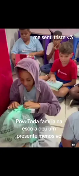 Sou a menina que tá Olhando Pro chão... #triste #acabeidechorar #supertriste 