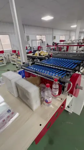 Máquina para fabricar bolsas de sellado lateral de doble línea que corta rollos grandes, dobla la película y luego la corta en 2 bolsas. Puede usar película de PP o película de PE. Produce 2 bolsas a la vez, puede mejorar la capacidad y obtener más ganancias. ¡Bienvenido a su consulta! #TikTok #plasticmachine #factory #asmr #fyp #bagmakingmachine #machine #cuttingmachine #plasticbagmakingmachine #plasticfilm #bag 