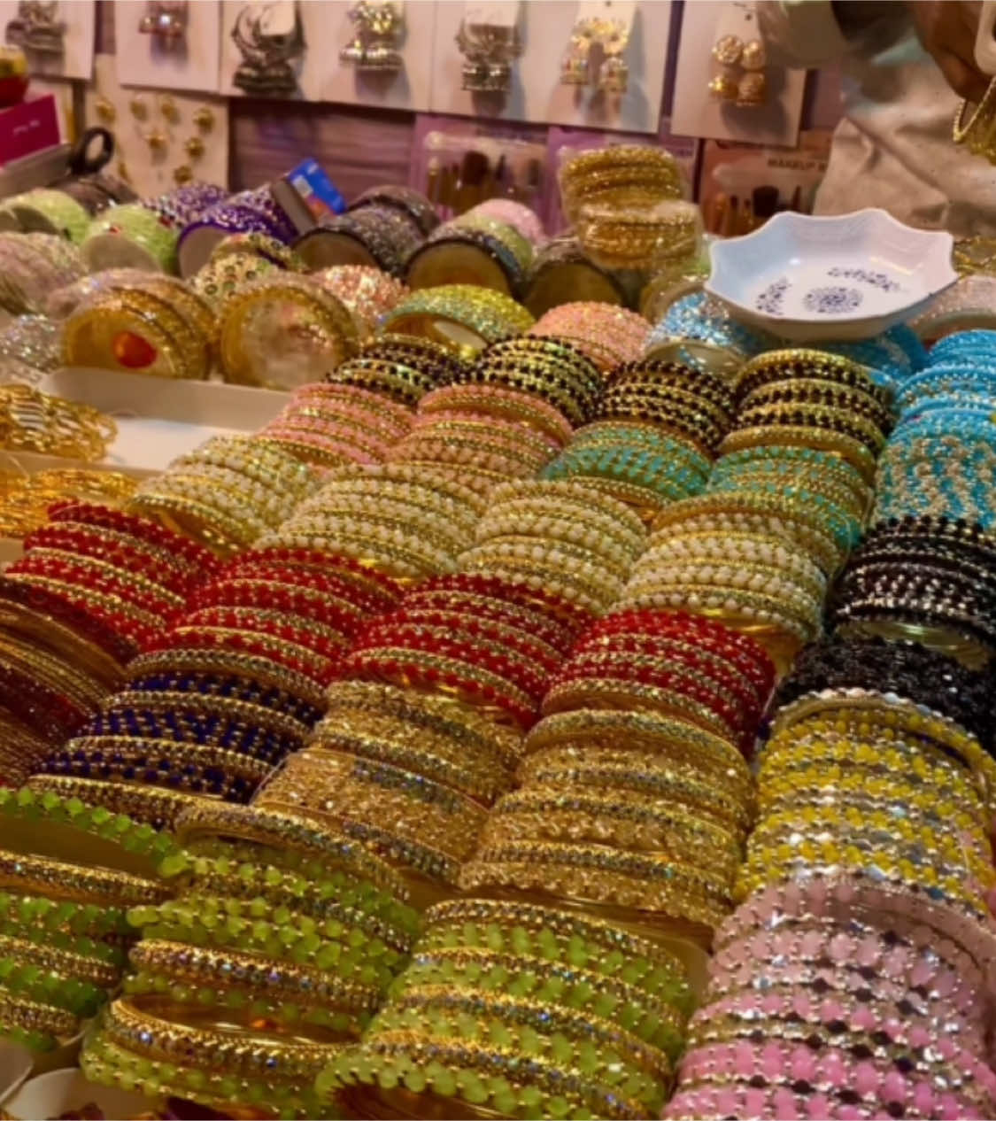 আজকে একটা প্রিয় মানুষ থাকলে কিনে দিতাম রেশমি চুরি …..🥰😇