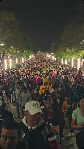 Diciembre 11, 2024. Miles de peregrinos llegan a la Basílica de Guadalupe, cantando, bailando, cumpliendo mandas, para agradecer a la Virgen y cantarle las mañanitas a la medianoche. #virgendeguadalupe #celebración #basilicadeguadalupe #peregrinos 
