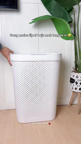 Hidup malas lipat baju! 😝 Tapi hujung hujung muka kita gak lah yang kena lipat punnnnn 🤭 Sementara mood rajin nak datang,kita sorok dulu cecantik 🤣 #bakulbajukotorbertutup #bakulbajubertutup #bakulbaju #bakulbajuaesthetic #laundryhacks #laundrybasket 