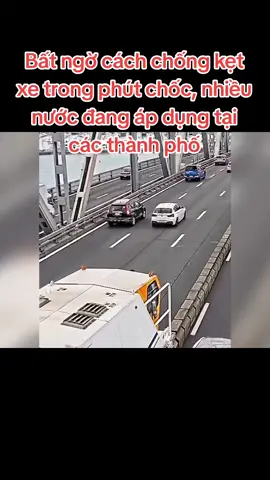 Video lan truyền cho thấy chiếc xe chuyên dụng đang di dời dải phân cách để chống kẹt xe ở New Zealand. Tại Sydney (Úc) và San Francisco và San Diego (Mỹ) - cũng từng áp dụng cách này