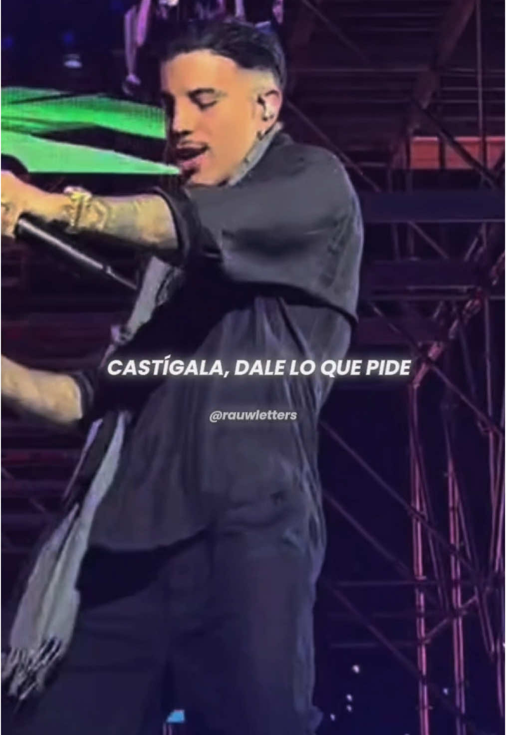 castígala… @rauwalejandro #rauw #rauwalejandro #rarauw #rauleeto #rauwalejandrofans #diluvio #parati #fyp #foryoupage 