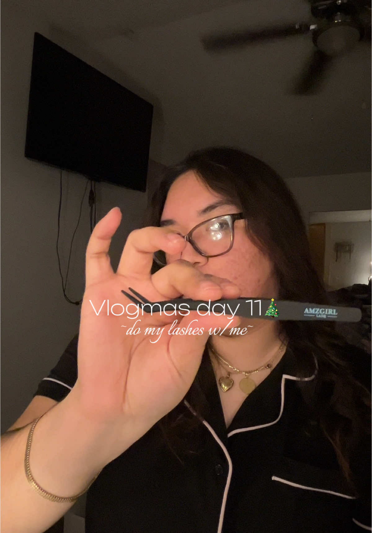 Vlogmas day 11🎄 Lets do our lashes togetherrr #SelfCare #girlythings #lashesathome #amzgirllashes #lashclusters #foryoupage #fypシ #Vlogmas #trending #latinacreator #latinainfluencer @amzgirlofficial @amzgirllash 