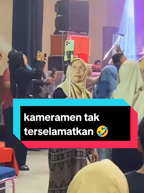 Slebeeewww...😂🤣 #gubrak #emakemak #narsis  #kameramentidakselamat #terjatuh #emak2hits #lucu #mauketawatakutdosa #kocak #selfi #selfie #viral  #estetik #komedikocak #ngakaksehat #ngakakabis #videolucu #masukberanda #lucu_ngakak #lucubanget #hiburan #hiburansemata #hiburantiktok #trending #reel #reels #reelsvideo #fyp #fypage #foryou #fypviralシ #fypシ゚ 