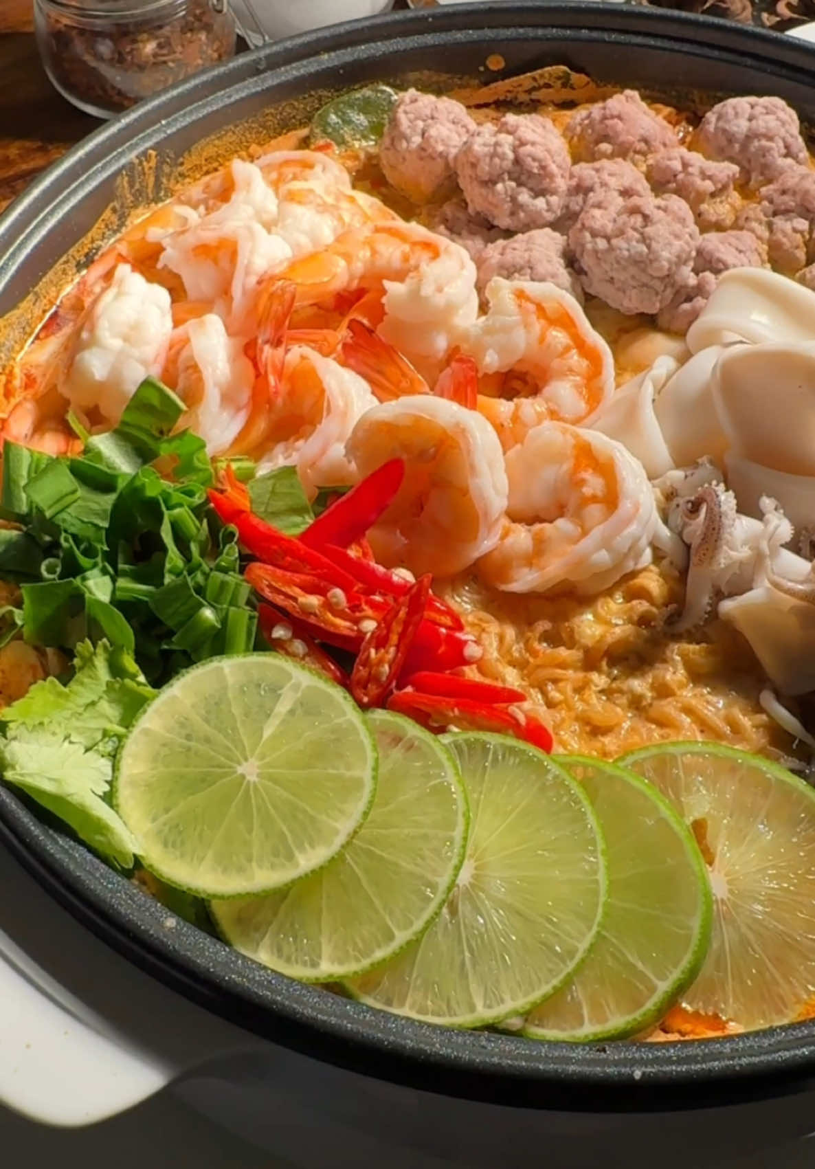 Tom Yum Mama มาม่าโอ้โห 🍲🍜😋 ใส่เครื่องจุกๆไปเลยค่า วันนี้ได้หม้อไฟฟ้าอเนกประสงค์มาใหม่เหมาะสำหรับทำอาหารช่วงหยุดยาวสุดๆ จากแบรนด์ @Simplus_TH  หม้อดีไซน์สวย ใช้งานง่าย ราคาไม่แพง  ✨มีรับประกัน 1 ปี ถ้าพังไม่ต้องรอส่งซ่อมส่งเครื่องใหม่ให้เลย #simplus #simplusth #mcnwinbegin #มาม่า #มาม่าโอ้โห #ห้องครัวติ๊กต๊อก #tiktokทําอาหาร #อาหารทําเอง #เมนูวันหยุด #แซ่บ #ห้องครัวtiktok 