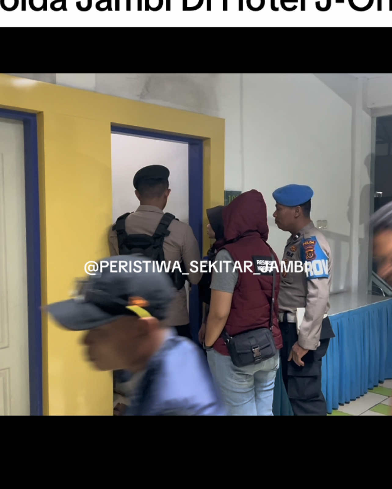 Tim gabungan operasi pekat polda jambi terus melaksankan kegiatan razia di sejumlah hotel dan kos kosan yang ada di kota jambi. Salah satu hotel yang di razia yakni hotel J-One yang berada di kawasan Pasar Jambi  Dalam razia tersebut seluruh pengunjung dilakukan pemeriksaan oleh petugas dan petugas berhasil mengamankan 2 pasangan di luar nikah yang berada di dalam kamar hotel tersebut