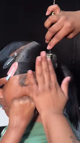 Swoop Tutorial 👩🏽‍🦱#quickweave #swoop #hairline #hairstyle #hairtok #wiginstall #wigstyles #quickweave #hairtransformation #viralvideo #trending #viralvideo #fyp #fypシ #fyppppppppppppppppppppppp  (🎥 kieleyontheslay__)