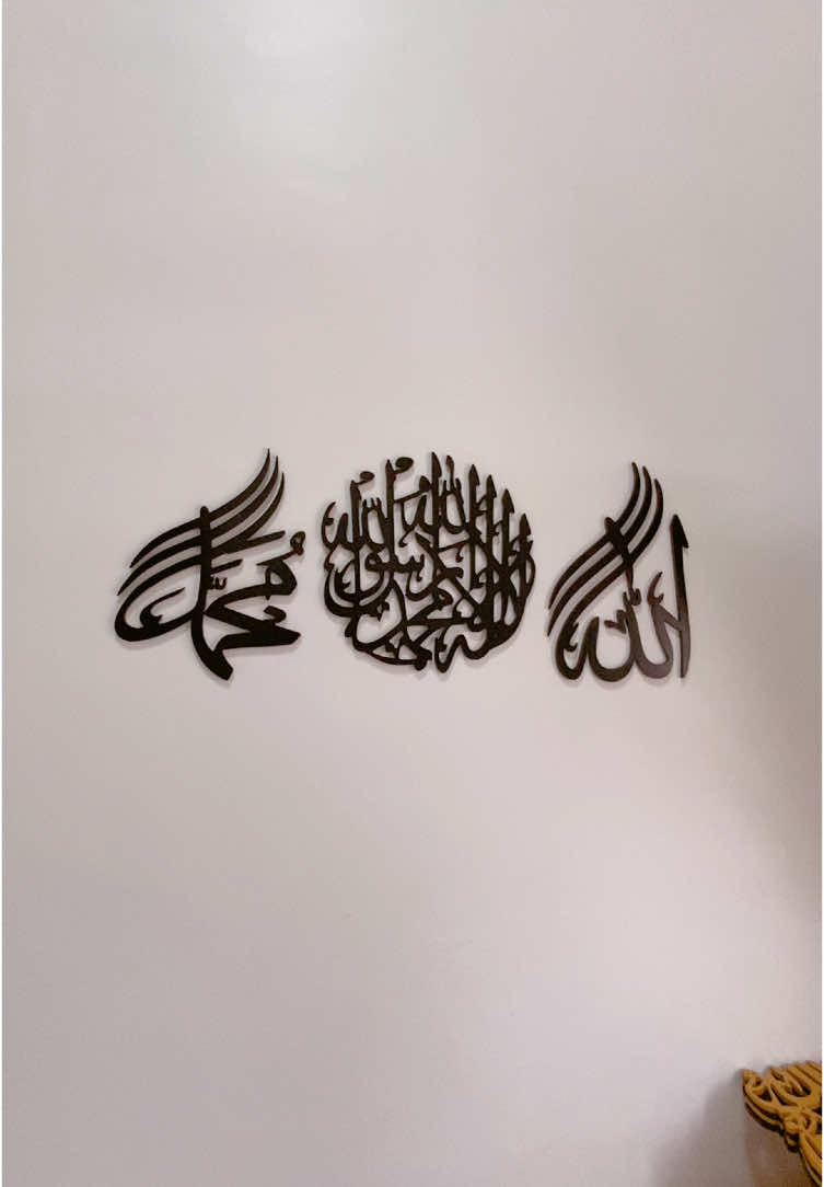 Kaligrafi 1 set isi 3 dengan tampilan yang modern. Kaligrafi lafadz Allah Muhammad dan lafadz tauhid melingkar. Hiasan dinding untuk memperindah ruangan. Bisa langsung cek keranjang kuning sekarang juga😍 #kaligrafi #kaligrafiarab #kaligrafiislam #ruangsejuk #decoration #fyp  
