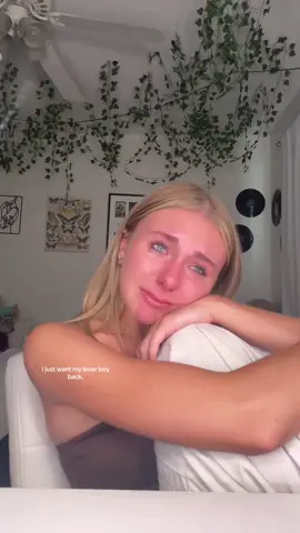 1 girl crying#fyp #makethisblowup #rp #viral #foryoupage #rpaccount #rpmodels #actives
