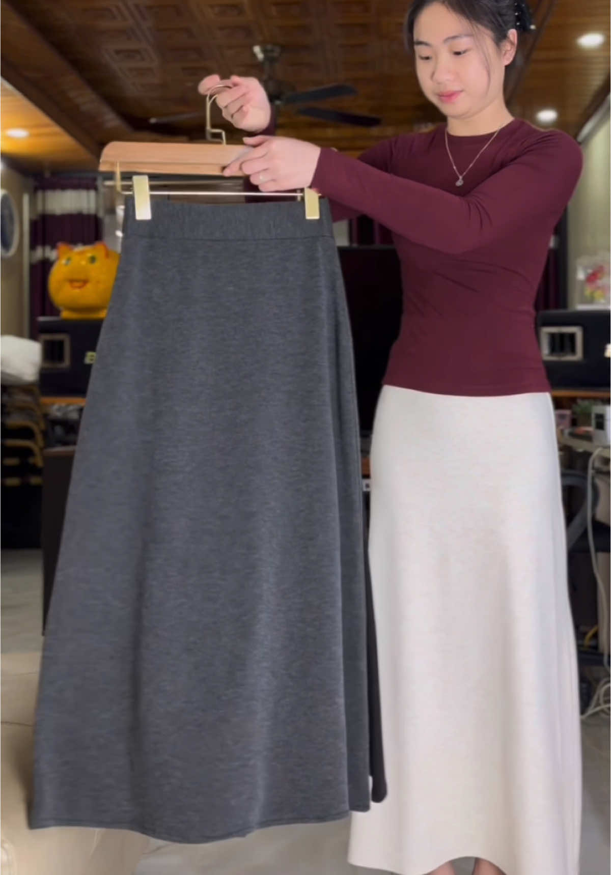 Chân váy dáng dài chữ A chất len mịn #chanvayxinh #chanvaydai #chanvaylen #outfit #phoidonuxinh #thoitrangnu 