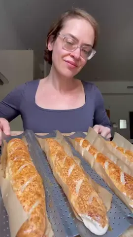 בגט ללא גלוטן מצרכים: לבצק מקדים (יום לפני)– 70 גרם קמח שר מיקס בי (1/2 כוס מדידה) 1/2 כפית שמרים יבשים 100 מ”ל מים (1/2 כוס מדידה) לבצק ביום הכנה– 400 גרם קמח שר מיקס בי (3 כוסות) 10 גרם שמרים 10 גרם סוכר (1 כף) 5 גרם מלח (כפית שטוחה) 350 מ”ל מים בצק מקדים אופן ההכנה:  יום לפני הכנת הבגטים בצנצנת זכוכית מערבבים חצי מכמות הקמח של הבצק המקדים, שמרים וחצי מכמות המים. מחכים 3-4 שעות ולפני השינה כאשר הבצק תפח מוסיפים חצי שני של כמות הקמח והמים, מערבבים והולכים לישון. ביום ההכנה בקערת מיקסר מערבבים קמח, שמרים, סוכר ומלח. מוסיפים בצק מקדים ואז מים. לשים עד שהבצק מתגבש, רצוי לגרד מתחתית הקערה תוך כדי הלישה ומעבירים לקערת זכוכית משומנת וגדולה. מכסים בניילון נצמד. כאשר הבצק תופח פי 2, מוציאים על משטח מעט מקומח ומחלקים ל-4 חלקים כאשר כל חלק מרדדים מעט לצורת מלבן ומגלגלים. מניחים את הבגטים על תבנית מרופדת בנייר אפיה, מכסים במגבת ומתפיחים עוד 40 דקות במקום חמים. אפשר למרוח בביצה בשביל צבע זהוב. מחממים תנור ל-200 מעלות ואופים עם כלי מים בתחתית התנור. לאחר 10 דקות מנמיכים ל-180 ואופים עוד כ-30 דקות. לאחר שמצננים את הבגטים מקפיאים בשקית הקפאה.