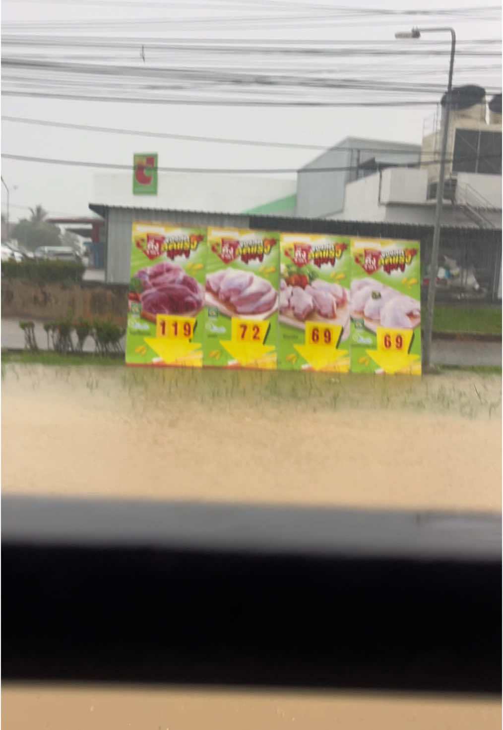 ปิดประตูแล้วน้ำยังเข้าได้อีก😂😂#fypシ #ฟีดดดシ #น้ําท่วม67 #นครศรีธรรมราช #ภาคใต้ 