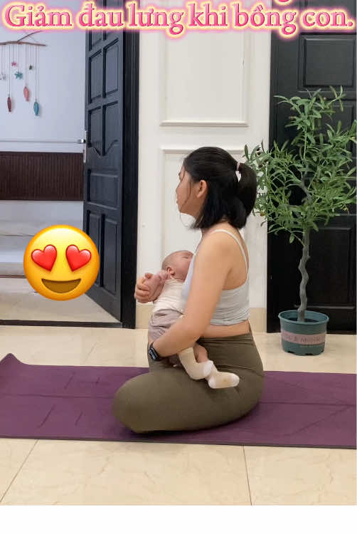 Luyện tập cùng em bé 😍 #bimsua #yoga #phuchoisausinh #nuoicon 