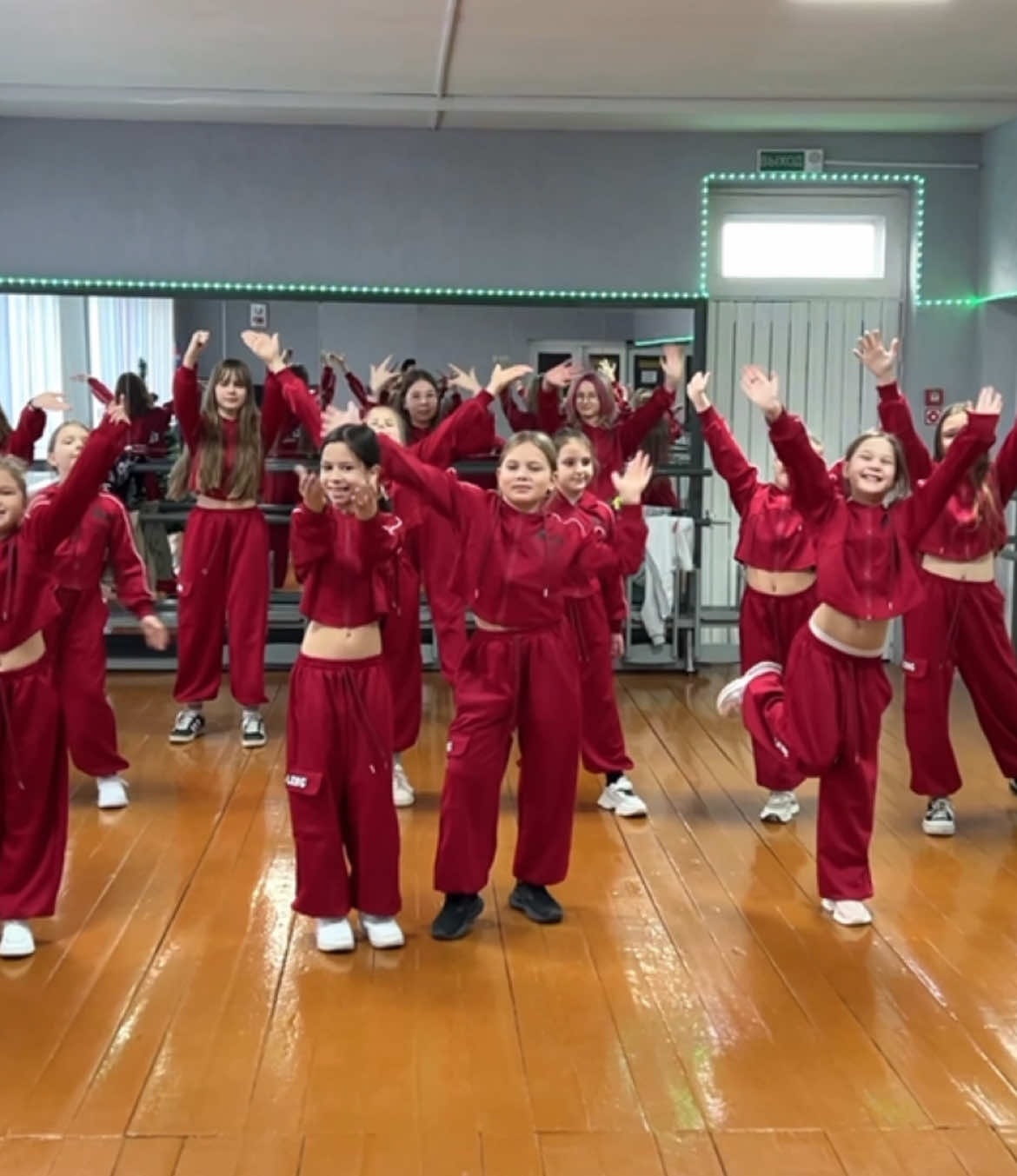 #новогодниетанцы#тренды#флешмоб