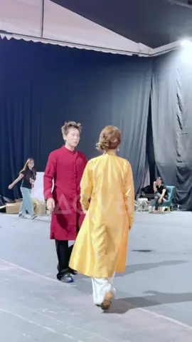 Quàng t.ử Quân AP cực chuyên nghiệp, có mặt từ sớm để hỗ trợ Hoà Minzy phiên live đầu tay !!! #tiktokgiaitri #hautruongsukien #saovbiz #hoaminzy #quanap 