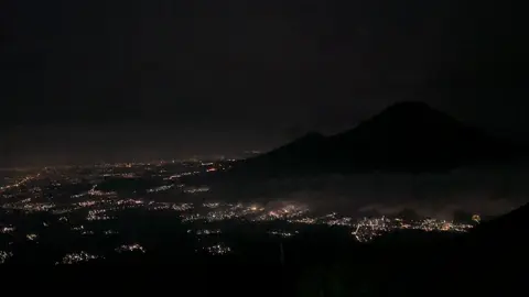 nite view fr sumbing  #pendaki #pendakiindonesia #pendakigunung #gunung #mdpl #outdoor #pendakiwanita #Hiking #pendakian #gunungindonesia #indonesia #adventure #id #pesonaindonesia #fyp #instapendaki #fypシ #foryoupage #3371mdpl 