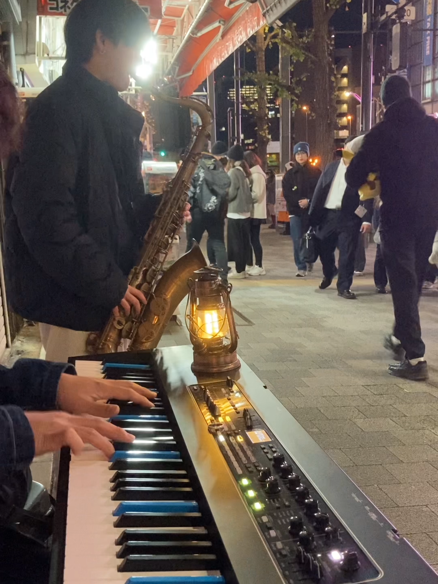 街でサックスとジャズの名曲演奏したらおしゃれすぎた✨ #ストリートピアノ #路上ライブ #justthertwoofus #サックス