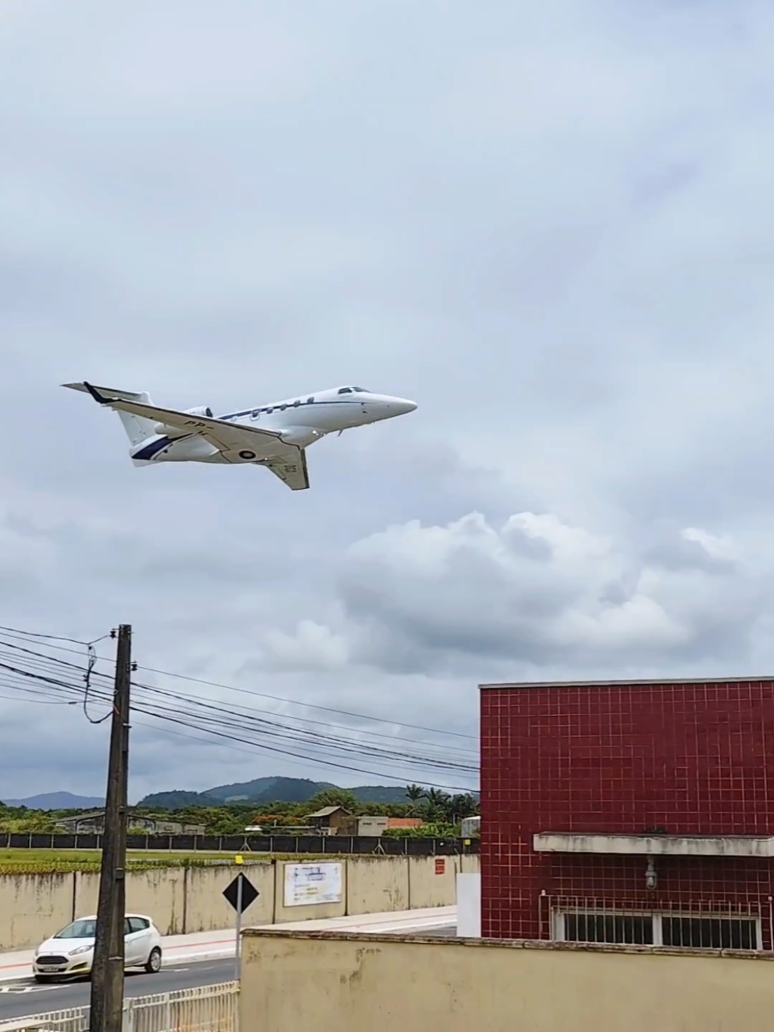 É sempre uma emoção poder acompanhar ao vivo a  decolagem desse foguete. Embraer Phenom 300 / PP-OGX #embraer #phenom #takeoff #aeroporto #navegantes #rasante #aviation #aviao #planespotting #airplane 