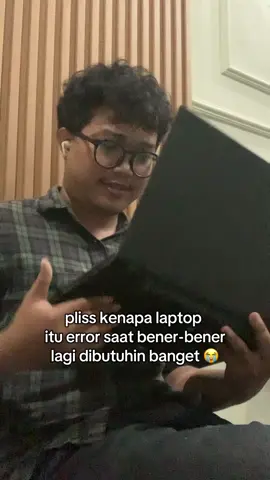 pliss kenapa laptop  itu error saat bener-bener lagi dibutuhin banget 😭 #laptop #error #butuh #eror #sedih #panik 